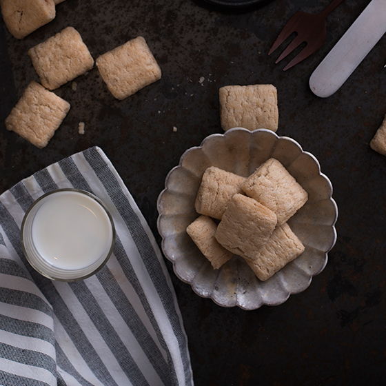 Miso Rice Pillows - Flavored Black and Brown Rice Snacks 淨斯黑糙米米果 Best by 08/29/2026